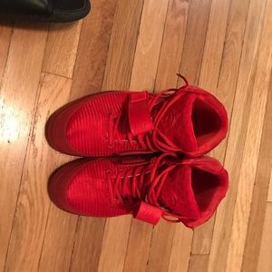 NIKE x YEEZY SNEAKER